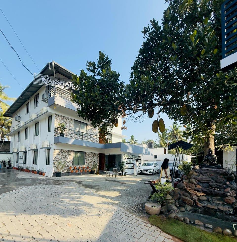 Property building, Garden, Parking