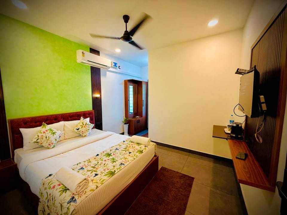 Bed, TV and multimedia, Bedroom, Family
