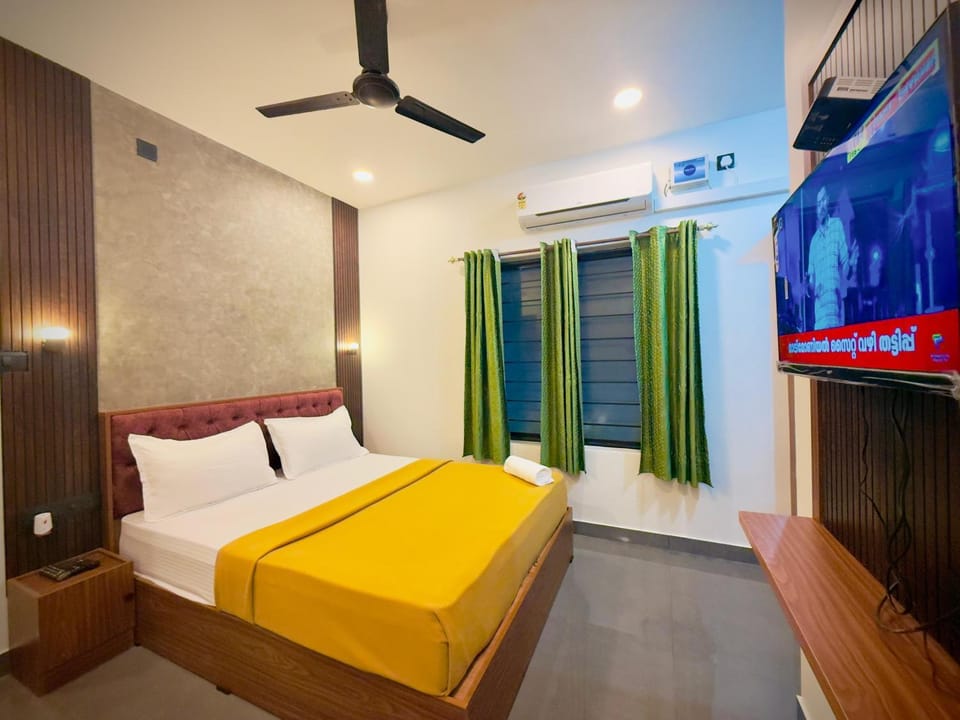 Communal lounge/ TV room, Bed, TV and multimedia, Photo of the whole room, Bedroom