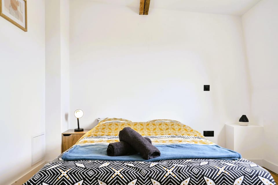 Bed, Photo of the whole room, Bedroom, towels