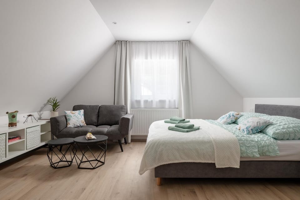 Bed, Seating area