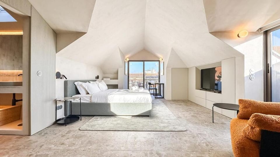 Unique sunny penthouse w/ AC in the city's heart Apartment in Porto
