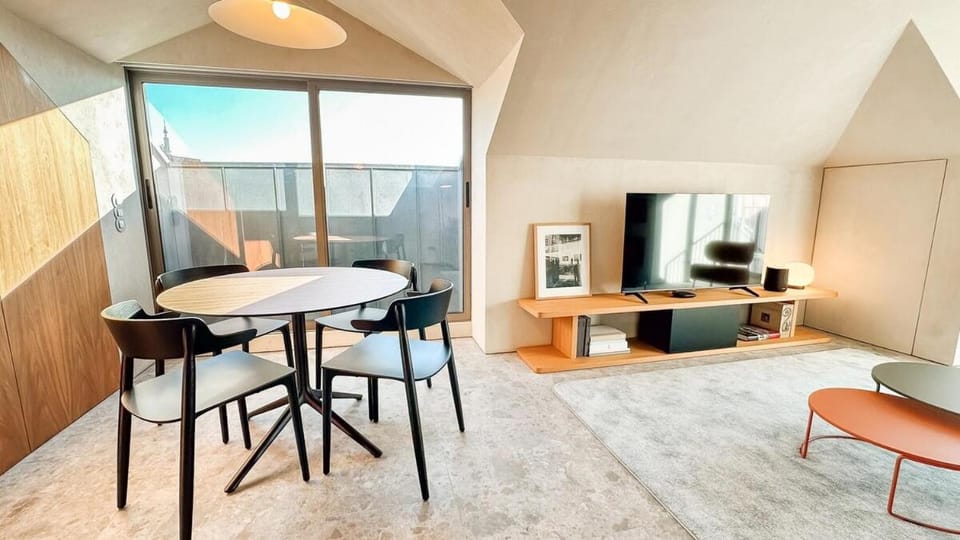 Unique sunny penthouse w/ AC in the city's heart Apartment in Porto