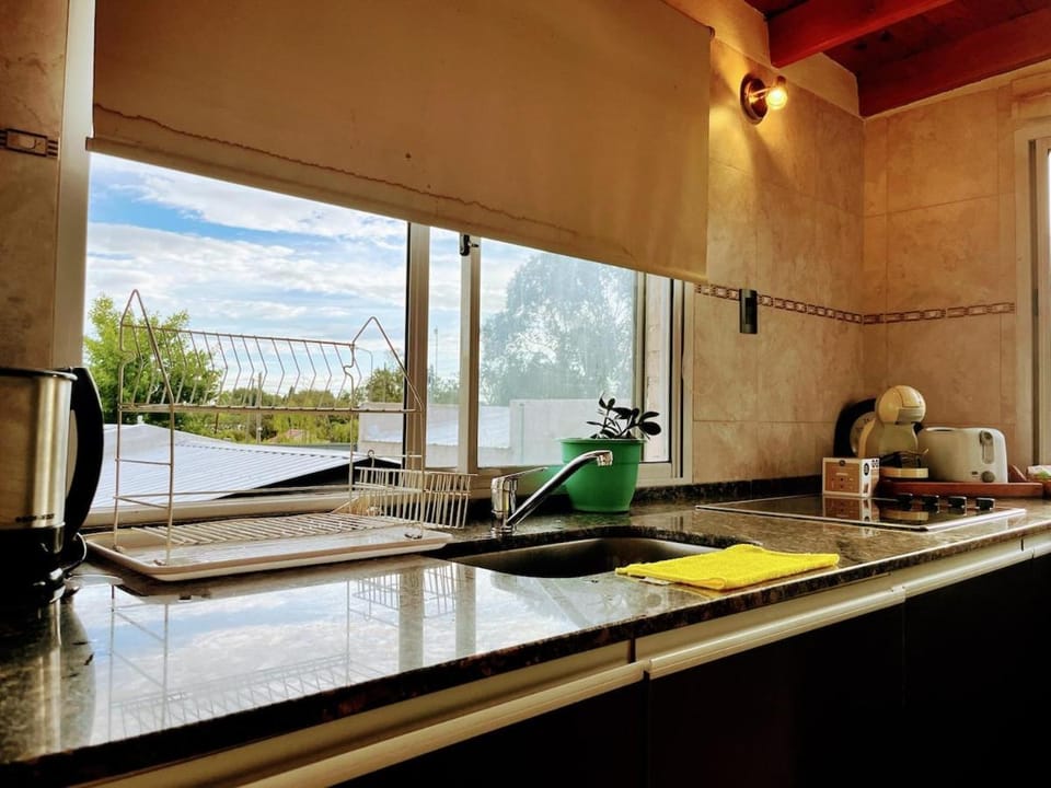 Coffee/tea facilities, Kitchen or kitchenette, Garden view