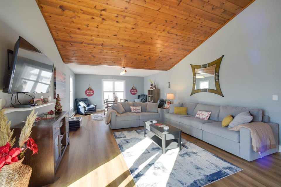 3 Blocks to Lake George Village: Spacious Home! Apartment in Queensbury