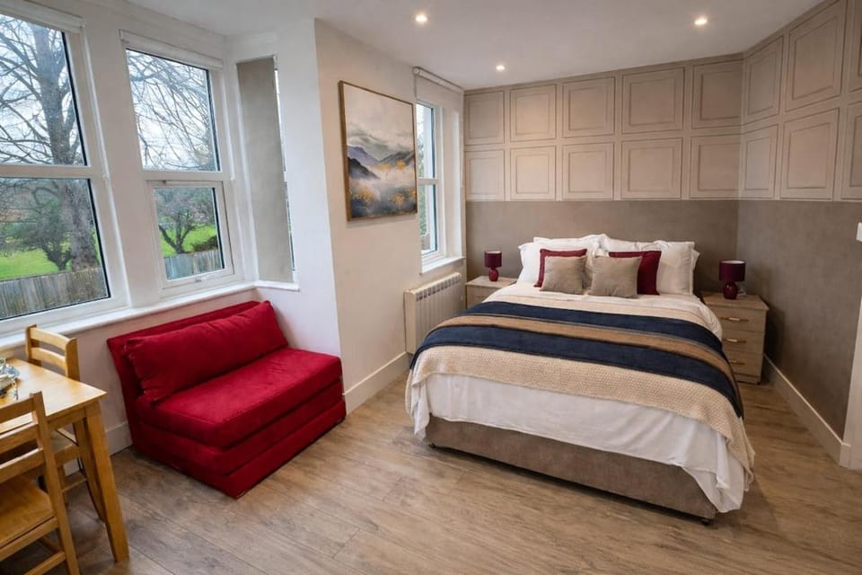 Bed, Living room, Photo of the whole room, Seating area, Bedroom