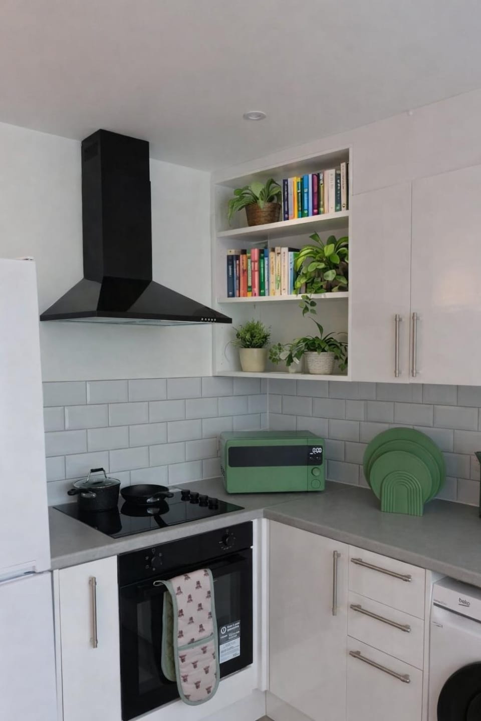 Library, Kitchen or kitchenette, microwave, stove