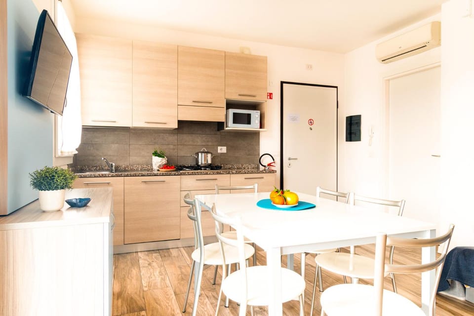 TV and multimedia, Kitchen or kitchenette, oven, air conditioner