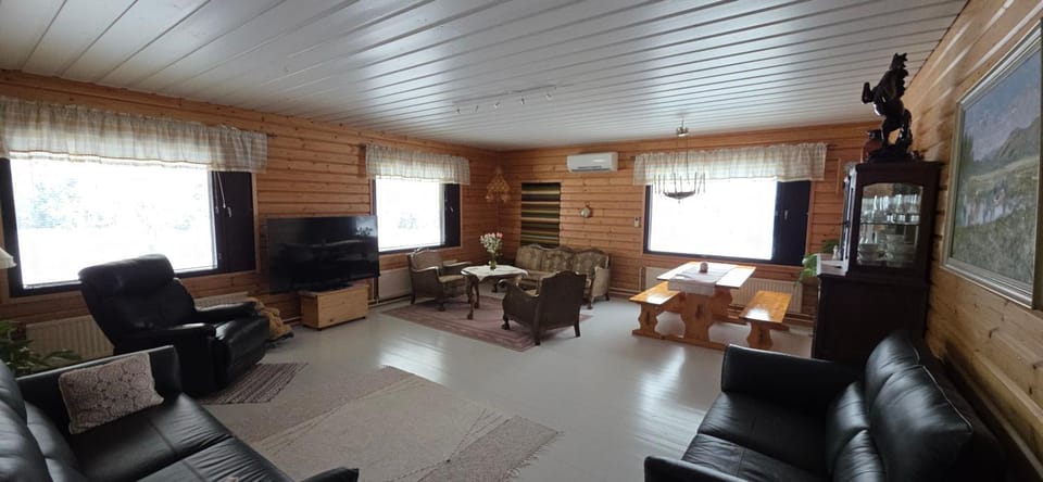 Vanha maatila maaseudun rauhassa Säyneisessä Apartment in Finland