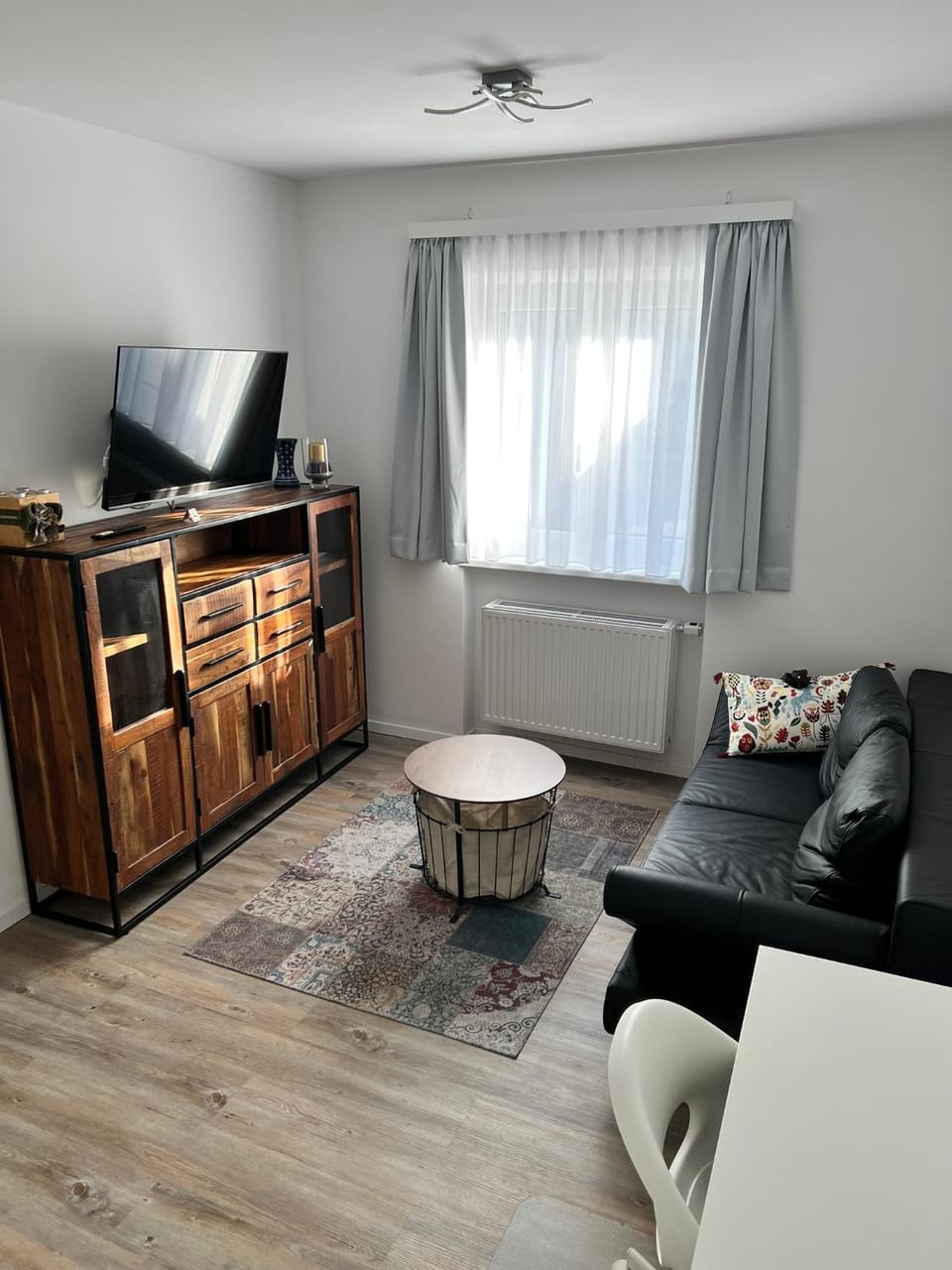 TV and multimedia, Seating area, Bedroom