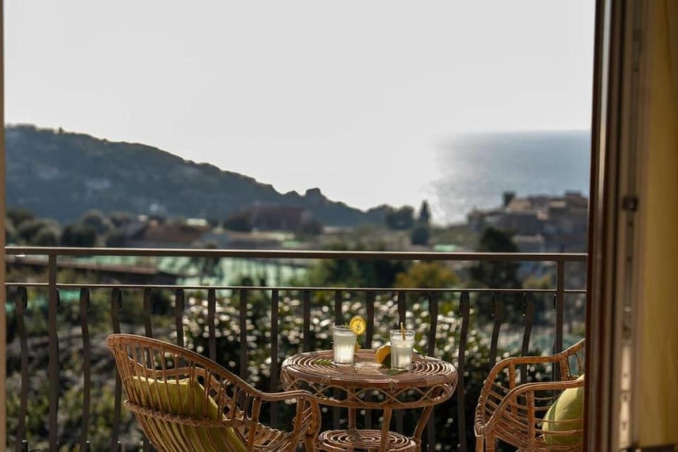Balcony/Terrace, Mountain view