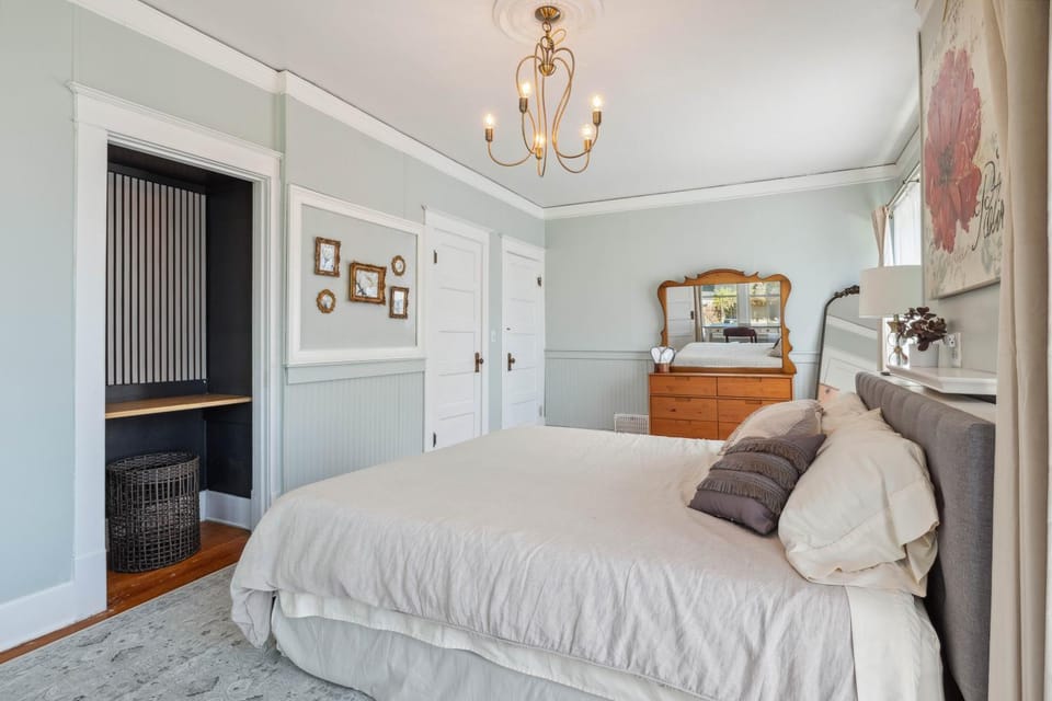 The Cooperhouse Grand Garden Suite Bed and Breakfast in Independence