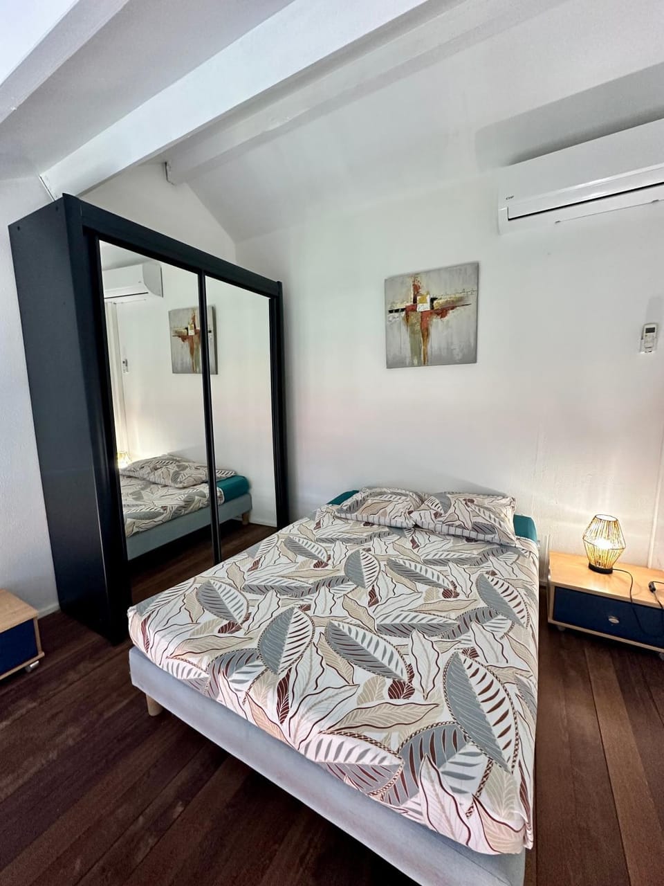 Bed, Photo of the whole room, Bedroom, air conditioner