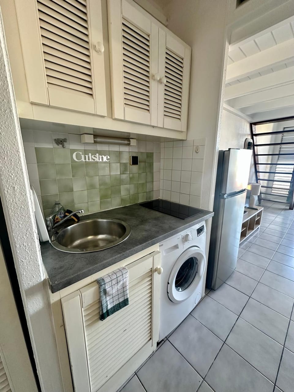 Kitchen or kitchenette, stove, washing machine