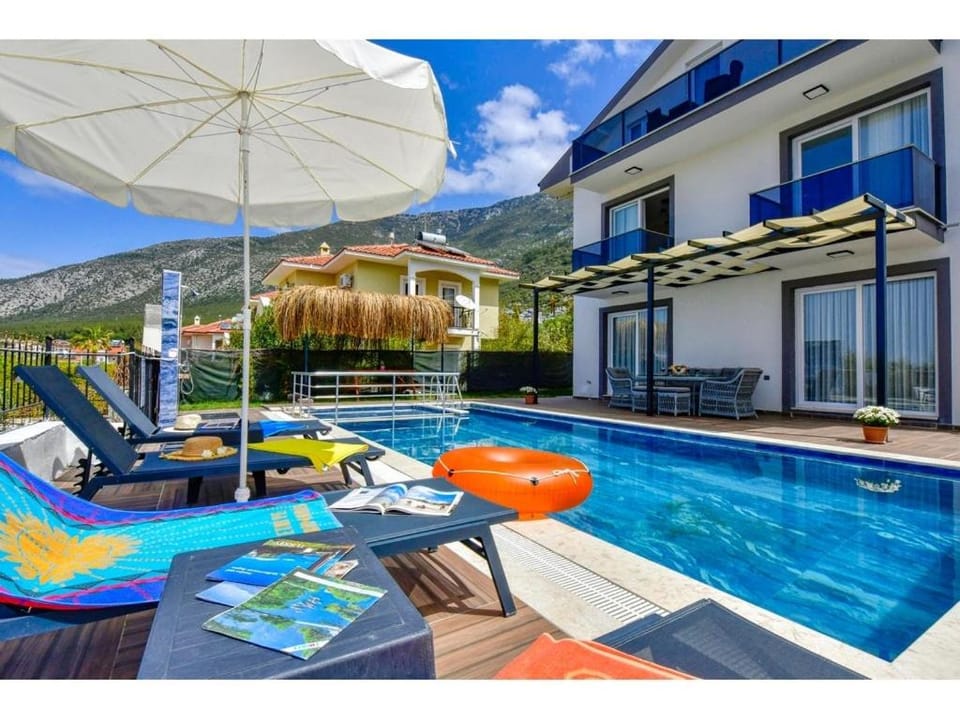 Property building, Natural landscape, Swimming pool, sunbed
