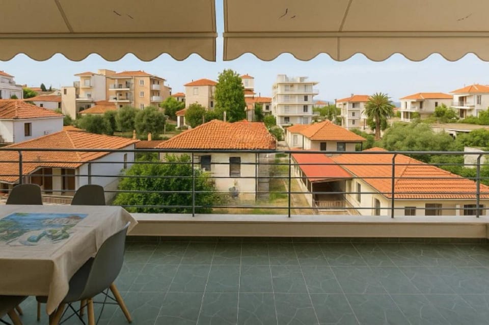 Property building, Day, Balcony/Terrace, Dining area, City view