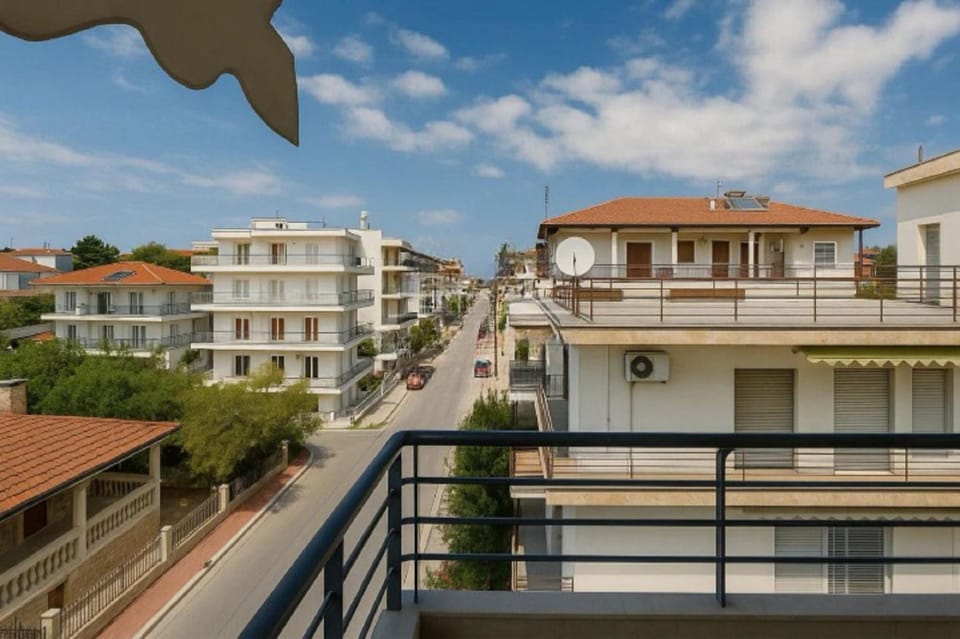 Property building, Day, Neighbourhood, View (from property/room), Balcony/Terrace, City view, Street view, Location