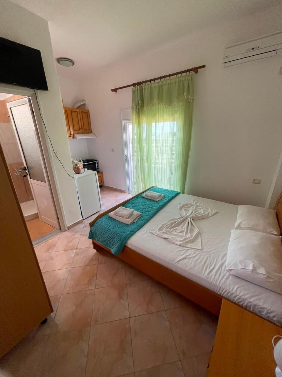 Bed, TV and multimedia, Kitchen or kitchenette, Photo of the whole room, Bedroom, towels, wardrobe, air conditioner