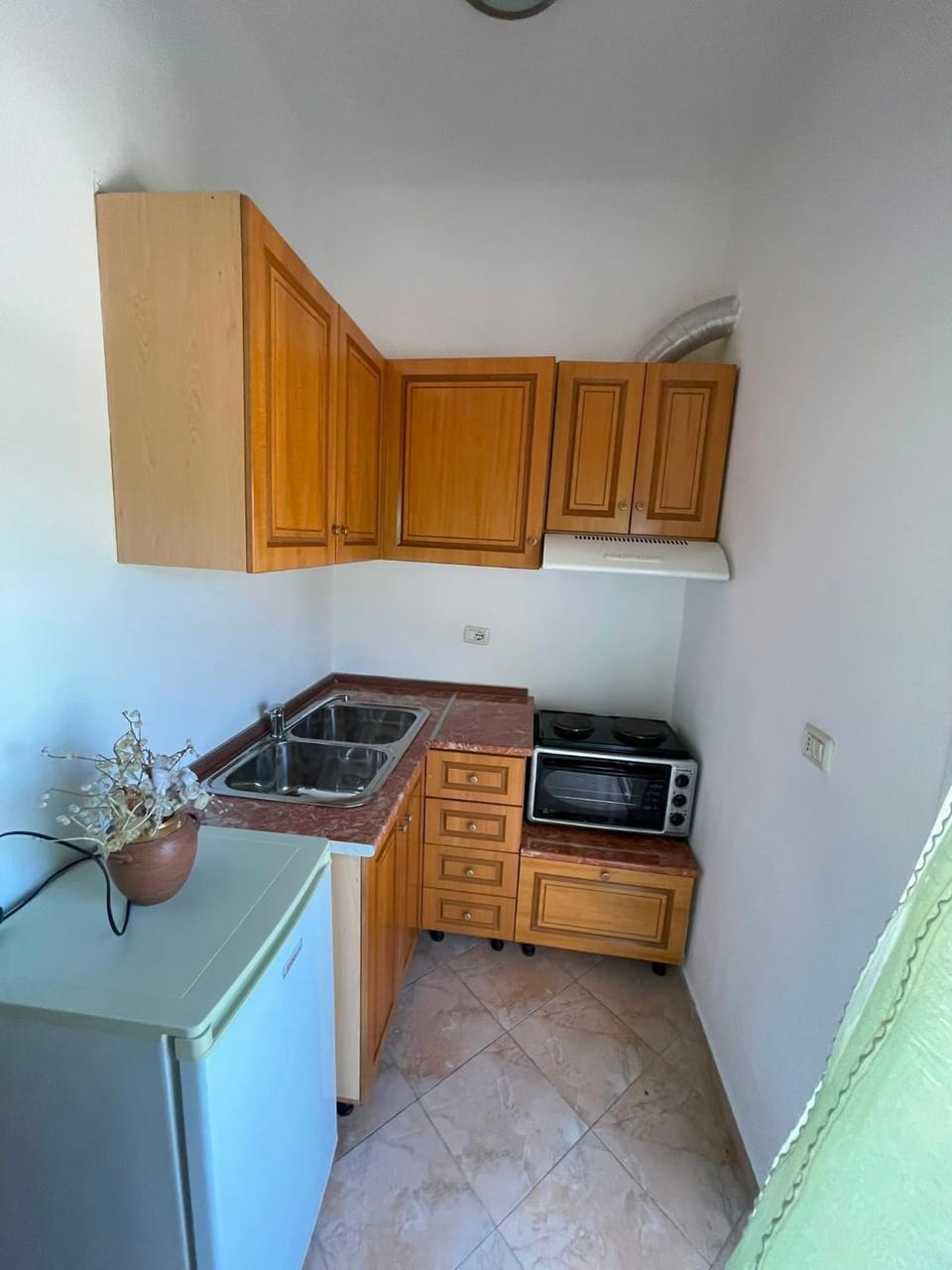 Kitchen or kitchenette, oven