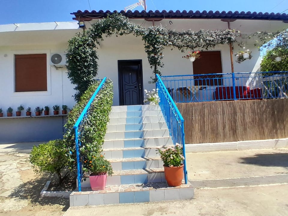Property building, Day, Balcony/Terrace