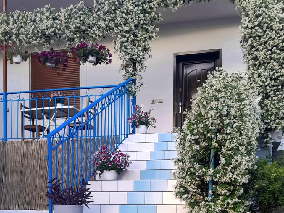 Property building, Spring, Day, Balcony/Terrace