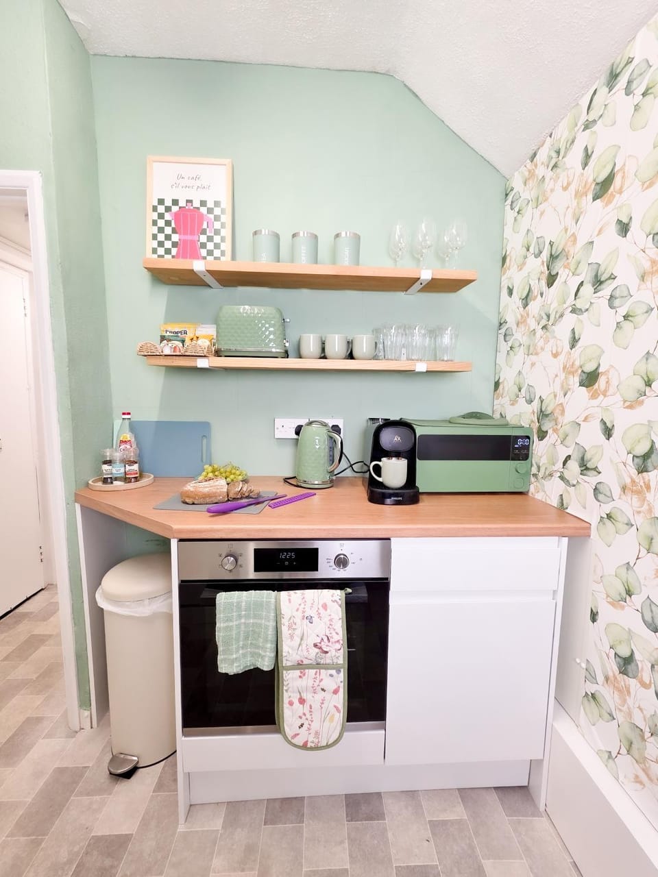Coffee/tea facilities, Kitchen or kitchenette, oven, pet friendly, stove, toaster