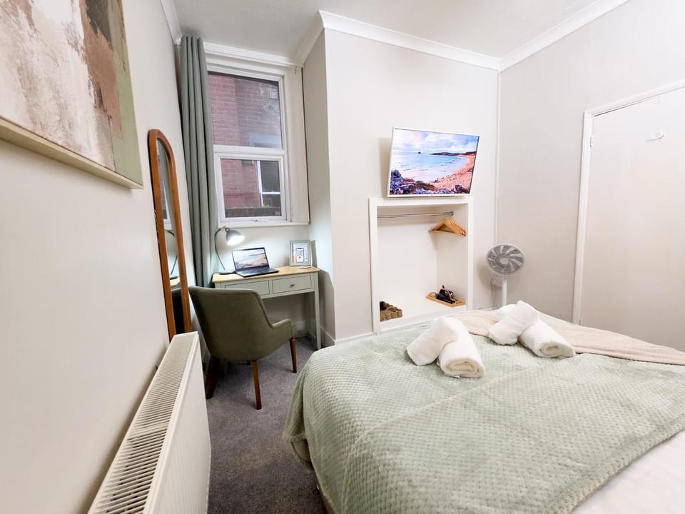 Bed, TV and multimedia, Photo of the whole room, towels