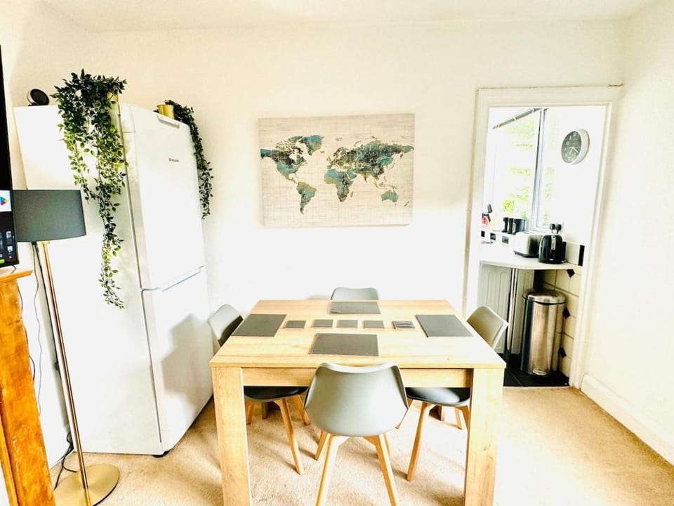 Heathrow Contractor 3-Bedroom Maisonette, Garden & Parking Apartment in Staines-upon-Thames