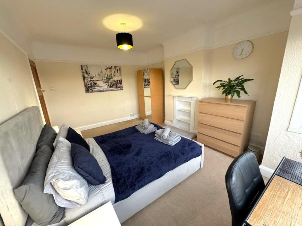 Heathrow Contractor 3-Bedroom Maisonette, Garden & Parking Apartment in Staines-upon-Thames