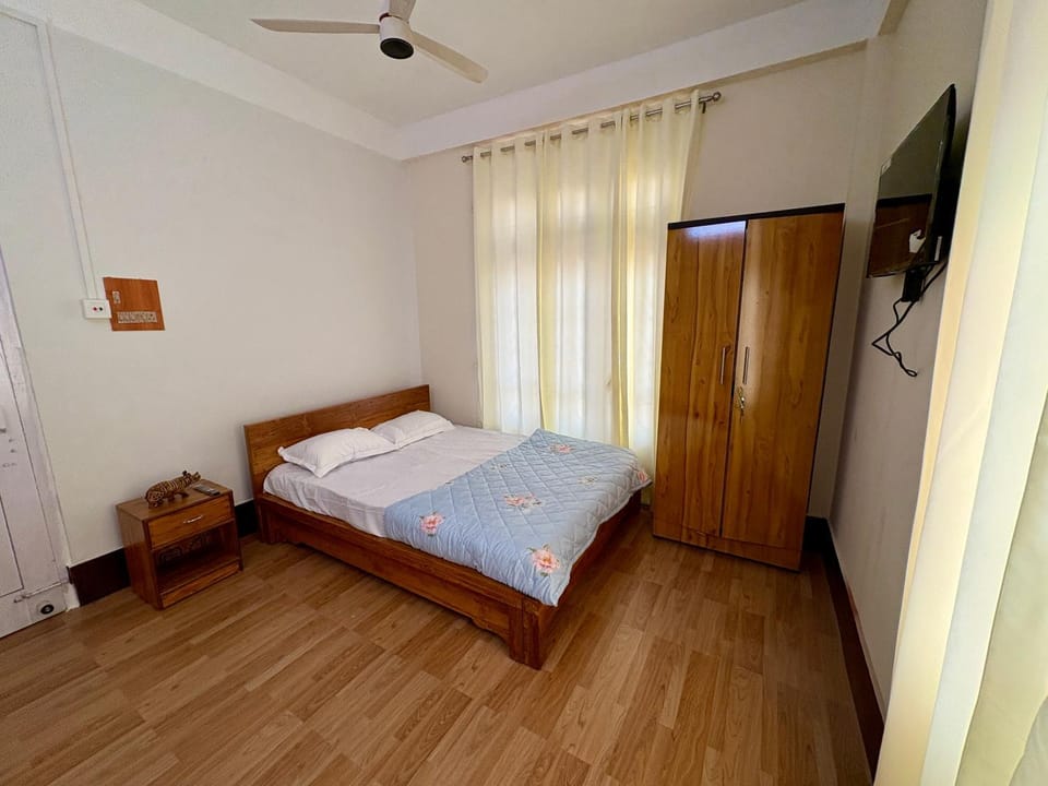Bed, TV and multimedia, Photo of the whole room, Bedroom, towels, wardrobe
