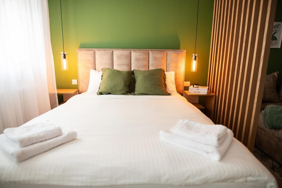 Bed, Bedroom, towels