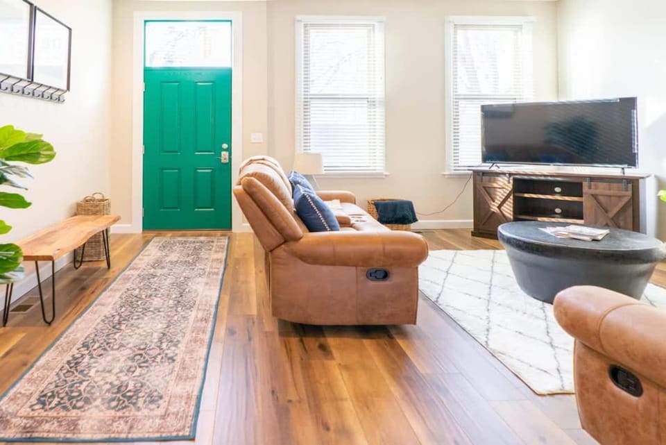 Cozy & Modern Soulard 4BR & Game Room ABODEbucks House in Saint Louis
