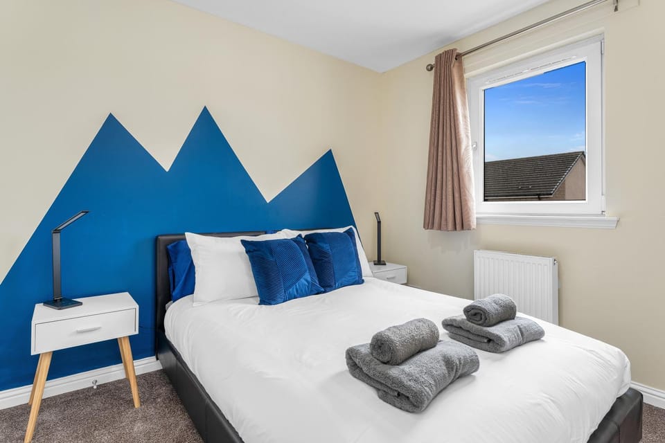 TOWNHOUSE with POKER TABLE - Invoice and REDUCED PRICES only via SUNRISE SHORT LETS DUNDEE, Spacious Rooms with TVs, Central, by SUNRISE LONG LETS and SERVICED ACCOMMODATION DUNDEE House in Dundee