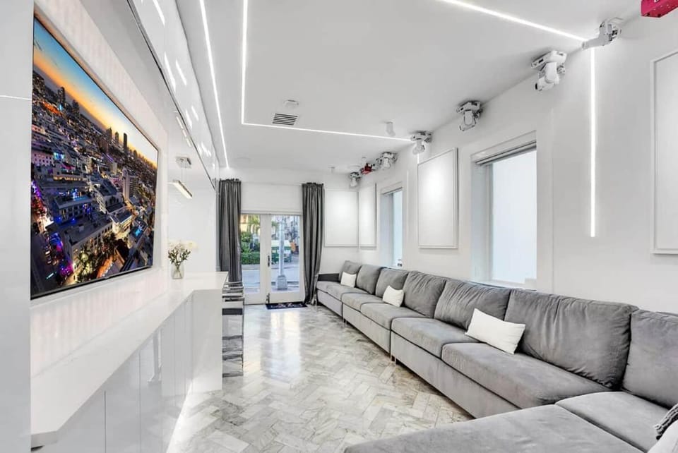 Versace Mansion Neighbor (Floor 1,2,3) Sleeps 21 House in Flamingo Lummus