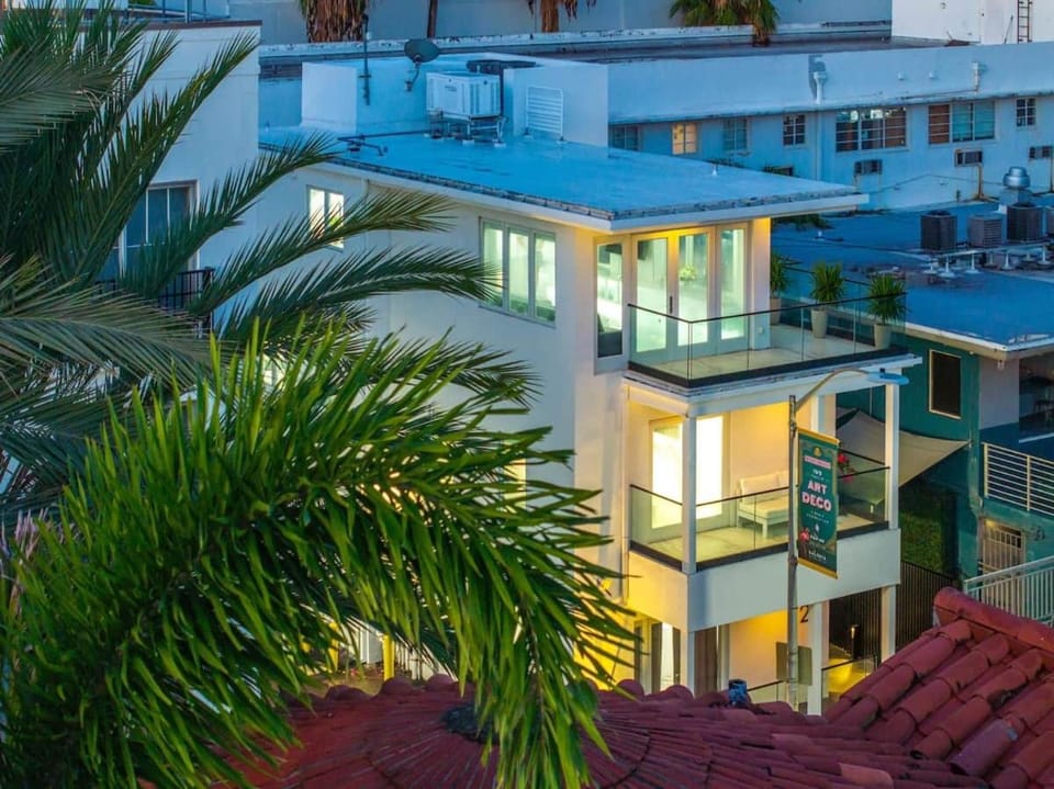 Versace Mansion Neighbor (Floor 1,2,3) Sleeps 21 House in Flamingo Lummus