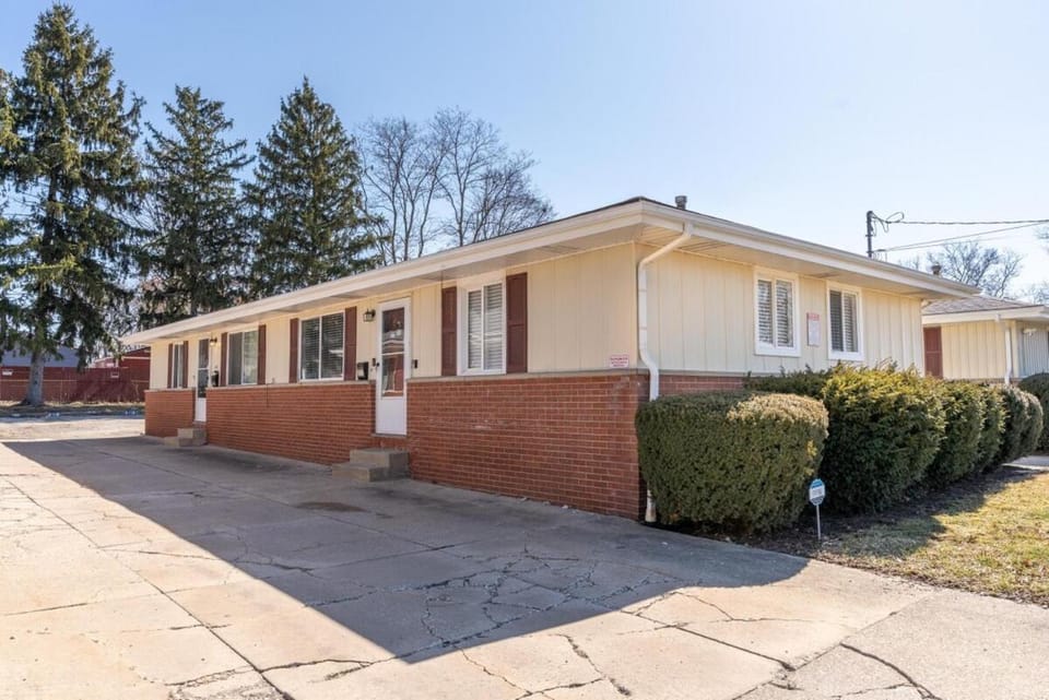 Akron 2 Bed 1 Bath Mountain Oasis Dog Friendly Apartment in Springfield Township