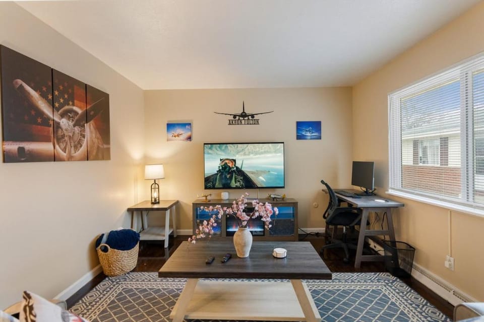 Akron 2 Bed 1 Bath Flight Themed Oasis Dog Friendly Apartment in Springfield Township