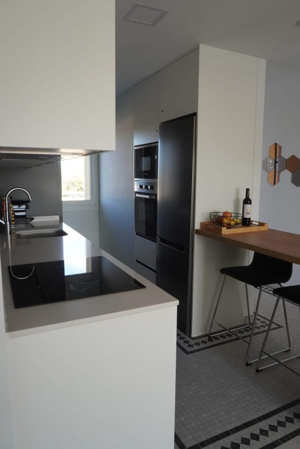 Coffee/tea facilities, dishwasher, microwave, oven, stove, kitchen