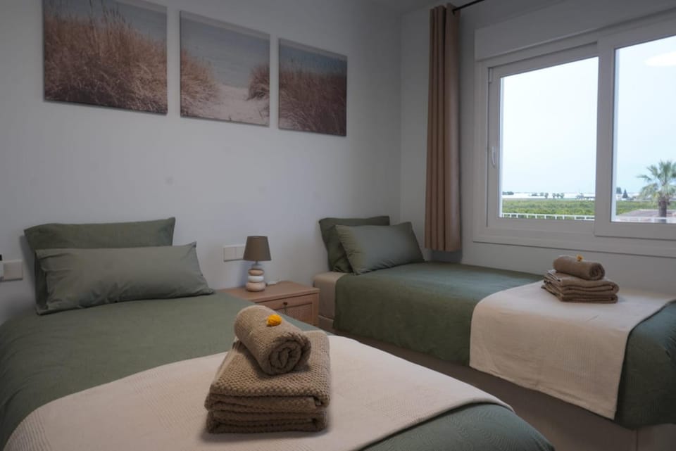 Bed, TV and multimedia, Decorative detail, Bedroom, Guests, young children, older children, cot, towels, air conditioner
