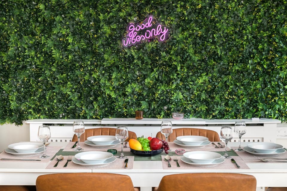 Decorative detail, Seating area, Dining area, internet