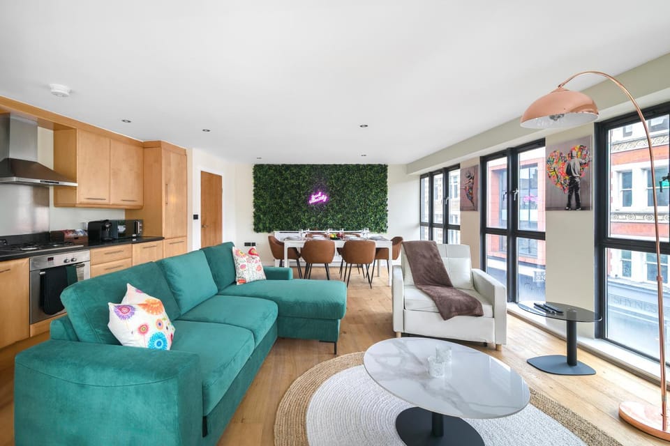 TV and multimedia, Kitchen or kitchenette, Living room, Photo of the whole room, Decorative detail, Seating area, Dining area, Evening entertainment, internet, kitchen