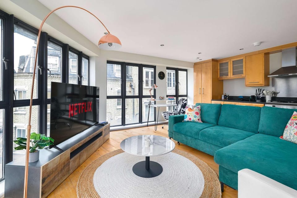 TV and multimedia, Kitchen or kitchenette, Living room, Seating area, internet