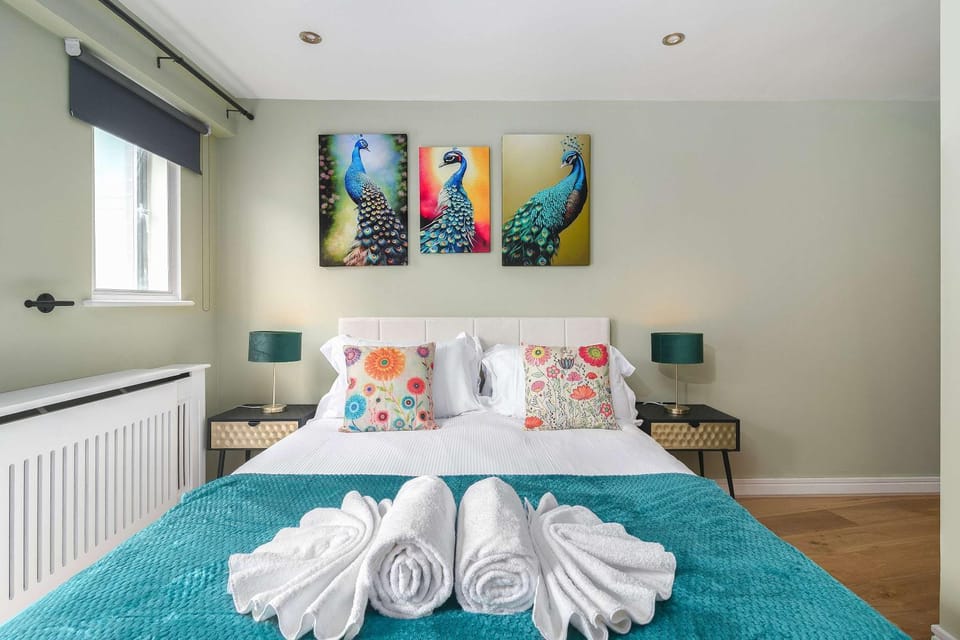 Bed, Photo of the whole room, Decorative detail, Bedroom, heating, towels