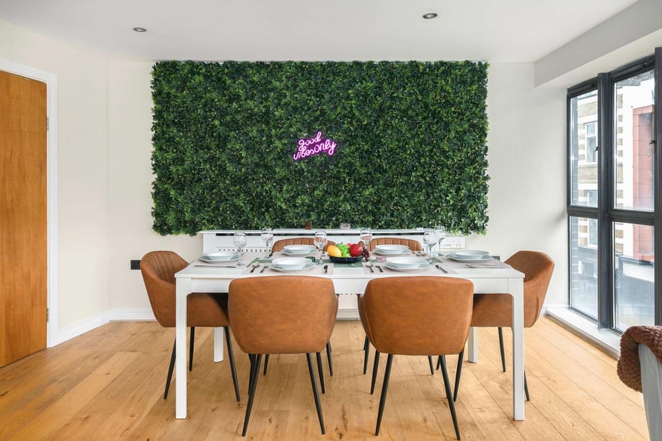 Decorative detail, Seating area, Dining area, heating