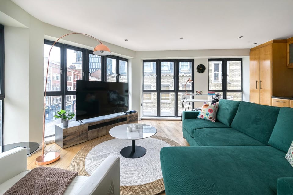 TV and multimedia, Living room, Decorative detail, Seating area, internet