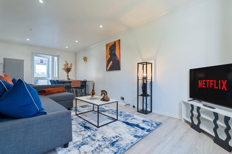Communal lounge/ TV room, TV and multimedia, Living room, Seating area, Evening entertainment