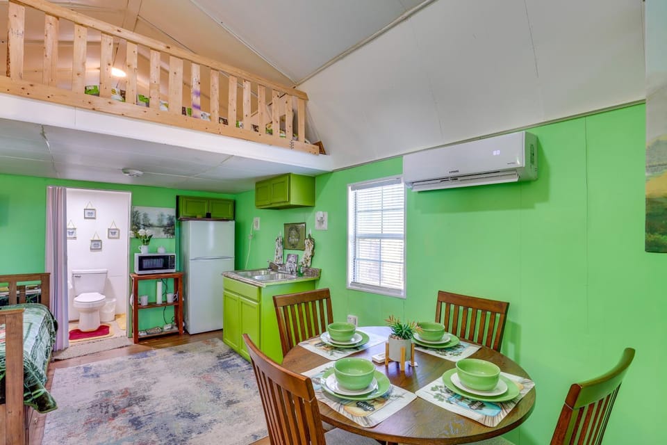 Cozy Cabin in Overton Glamping Community w/ Perks! Cabin in Texas