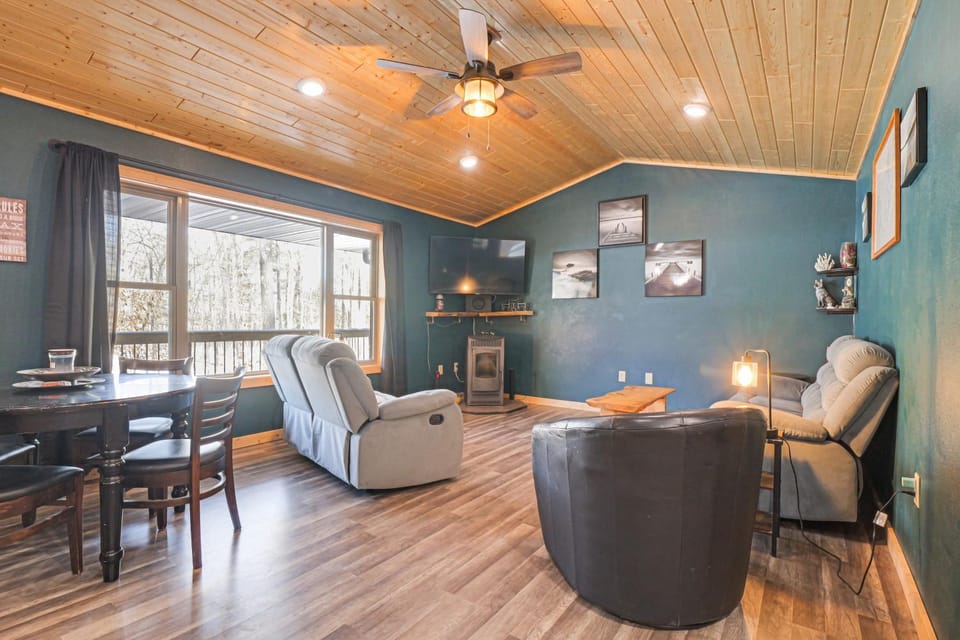 Northwoods Escape: Relaxing Retreat w/ Deck House in Lac Courte Oreilles
