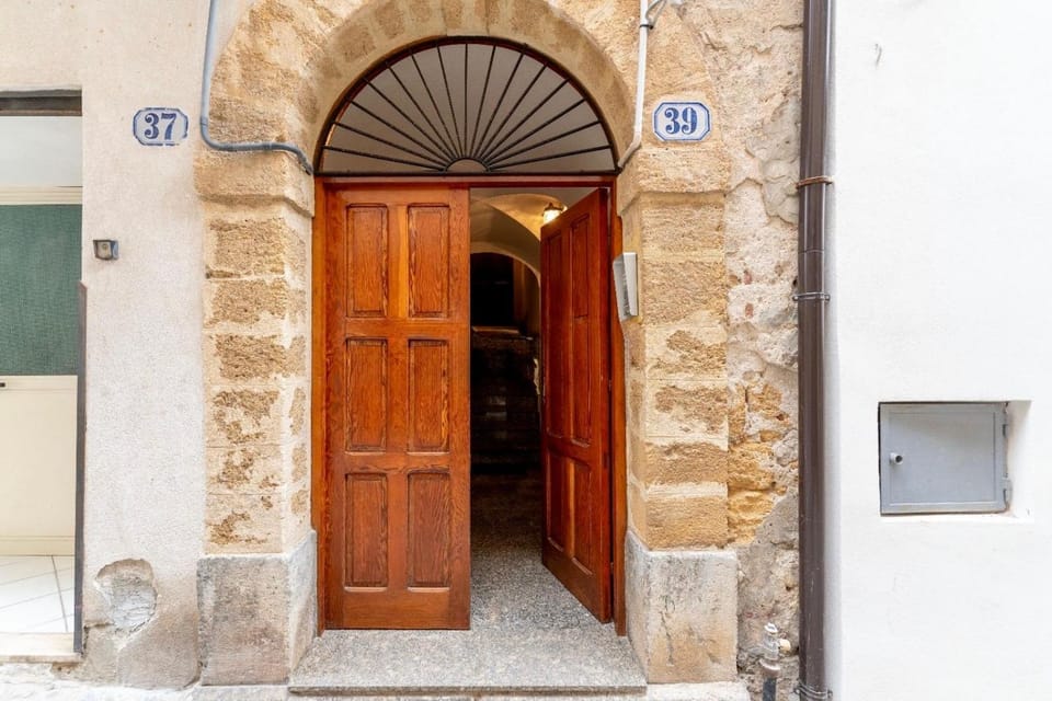 Property building, Facade/entrance, Day