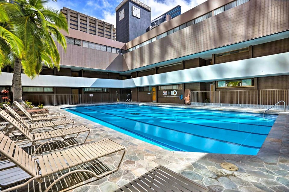 Free Parking Pool Harbor View Access Honolulu Gem! Apartment in Honolulu